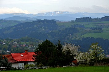 V dáli jsou Jizerské hory se zbytky sněhu (IČ)