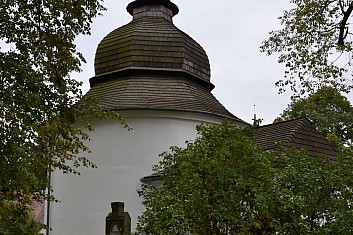 Rotunda sv. Kateřiny stojí na starém hřbitově (IČ)
