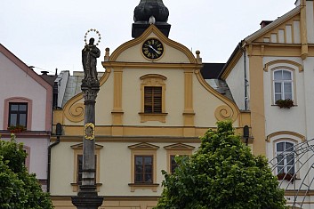 Radnice a Mariánský sloup na Starém náměstí v České Třebové (IČ)