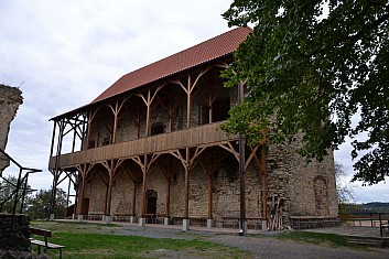 Ke zbytkům renesančního paláce byly doplněny dřevěné arkády (IČ)