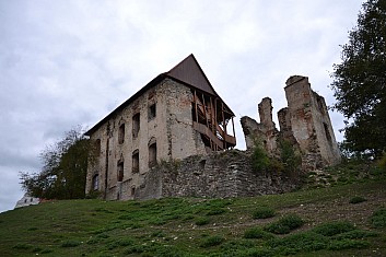 Bývalý renesanční palác a zbytky věže (IČ)