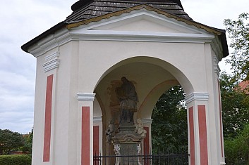 Kaple sv. Jana Nepomuckého z roku 1746 (IČ)