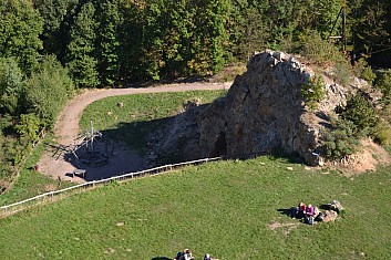 Pod námi je křemencová Čertova skalka (IČ)