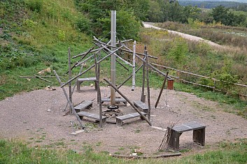 Kouřovod nad ohništěm drží tzv. létající klacky (IČ)