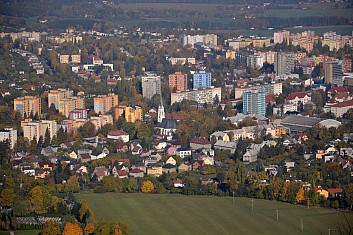 Pár domů, kostel a pak už jen samé paneláky. Inu Kopřivnice. (IČ)