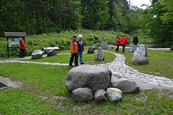 Ostatní si prohlíží geologickou expozici (IČ)