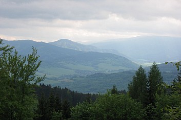 Výhled do kraje cestou na Medvědí kámen (VČ)