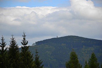 Na druhé straně údolí je rozhledna Zlatý Chlum (IČ)