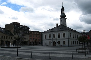 Náměstí s radnicí v Jeseníku (VČ)