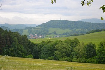 Výhled ze Skalek na Bludovice a kopec Hýlovec (IČ)