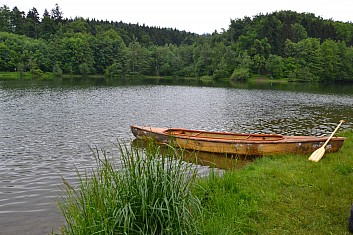 Na Čerťáku měli skauti připravenou loďku (IČ)