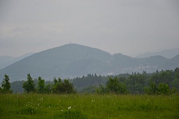 Bílá hora a Štramberk. Letos jsou sotva vidět. (IČ)