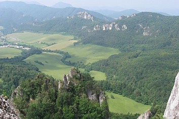 Pohled přes údolí na západní hřeben (VČ)