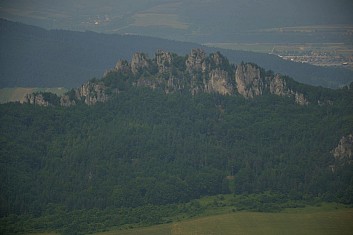 Jako by pod zemí spal drak (IČ)