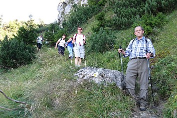 Sestupujeme úzkou vlhkou pěšinou (VČ)