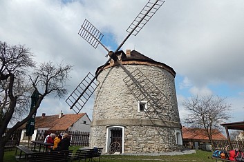 větrný mlýn holandského typu z roku 1865 - památkově chráněný objekt
