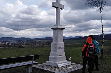 Nový křížek v lukách před Starým Jičínem