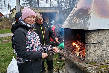 hlavní bod programu - opékání špekáčků