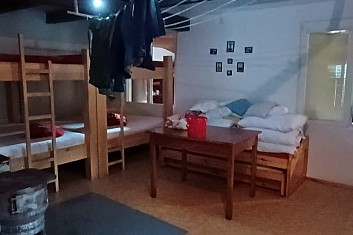 V chalupě se uklízí pokoje.