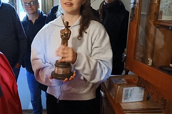 Soška Oskara, (replika) kterou dostal J. Kroner za film Obchod na korze.