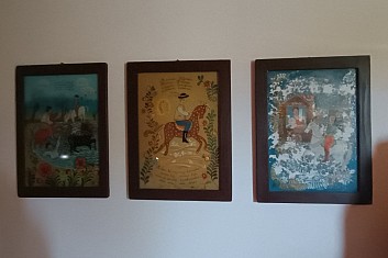 Obrázky na skle, které malovala sestra J. Kronera.