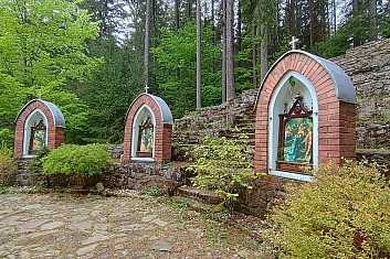 Křížová cesta kolem kapličky.