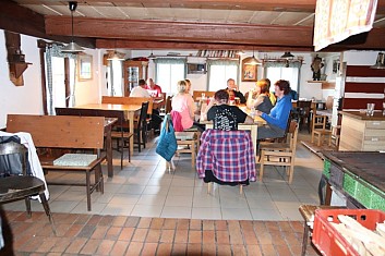 Společenská místnost a kuchyně na Rybínových boudách.