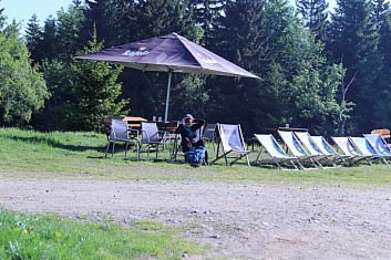 Po 0,5 km první odpočinek na Studenci.