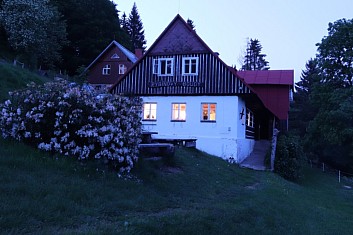 Večer na Rybínových boudách.