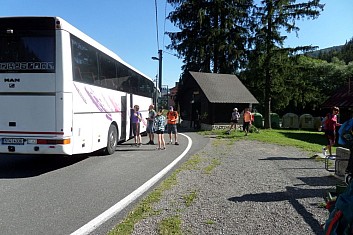 Vystupujeme z autobusu -Horní Lomná