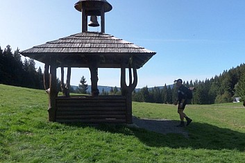Zvonička nad osadou Samčanka.